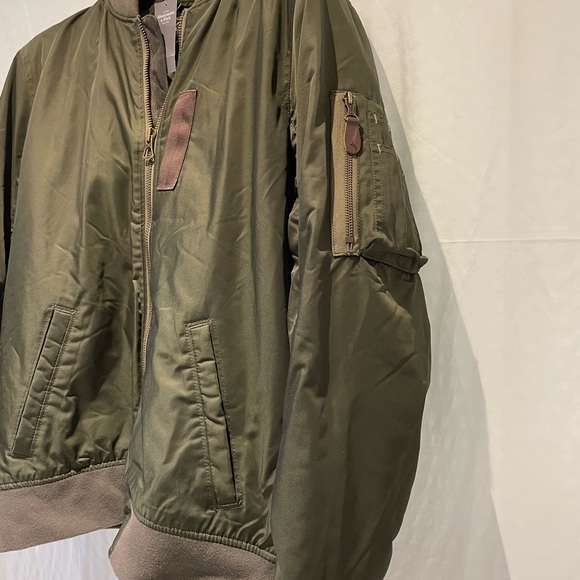 Gorgeous updated throwback bomber jacket. A real head-turner. Amazing quality. - Picture 2 of 8